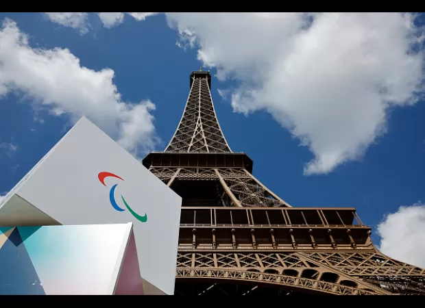 Who are the hosts, analysts, and commentators for the 2024 Paris Paralympics?