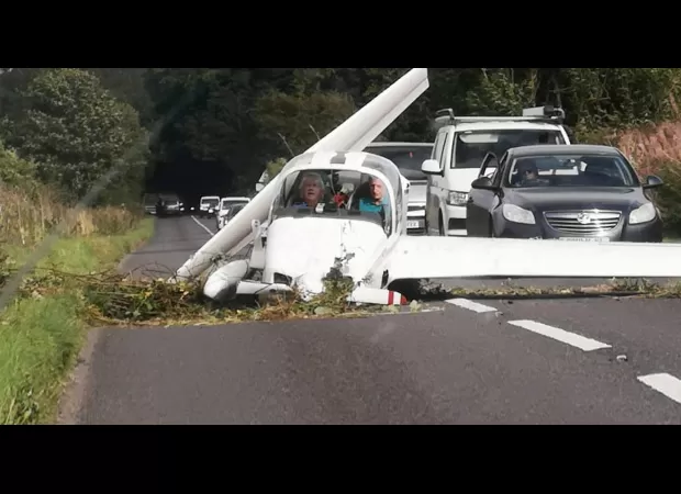 A plane accident occurred on a crowded road.