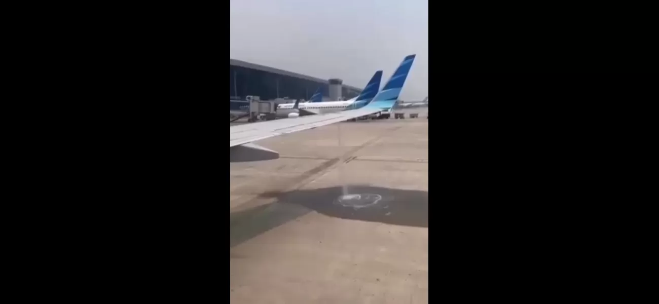 Boeing 737 sprays fuel while getting ready for takeoff.