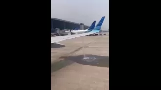 Boeing 737 sprays fuel while getting ready for takeoff.