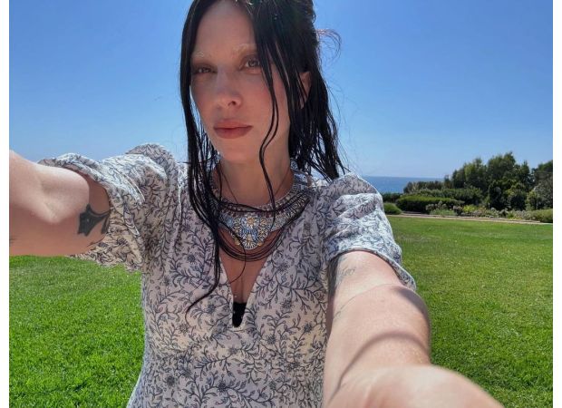 Fans are shocked by an eyebrow trend that has left a popular celebrity unrecognizable. Many are saying she looks completely different.