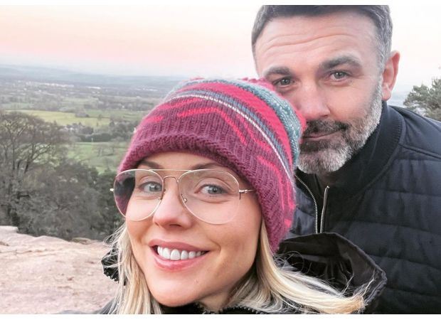 90s television stars unite once more for the wedding of a famous celebrity.