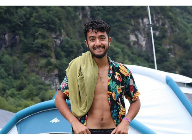 An Israeli-American poet died in Gaza, where he protected his friends, despite losing an arm.