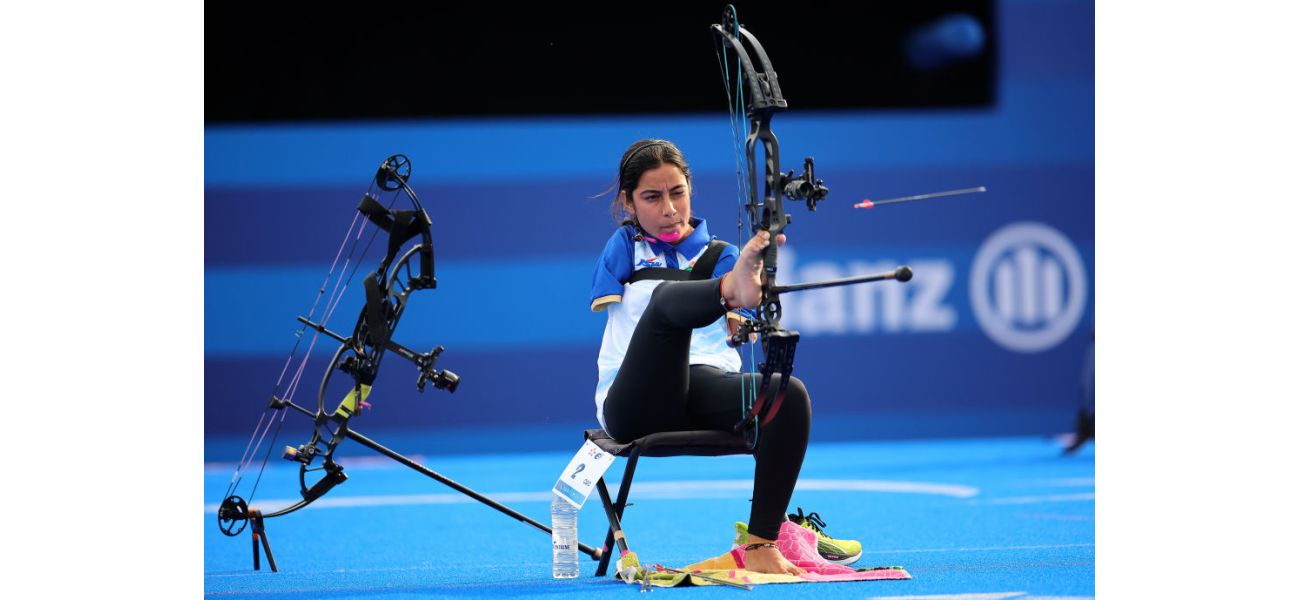 Paralympic archer amazes fans with bullseye using only her feet.