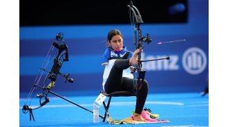 Paralympic archer amazes fans with bullseye using only her feet.