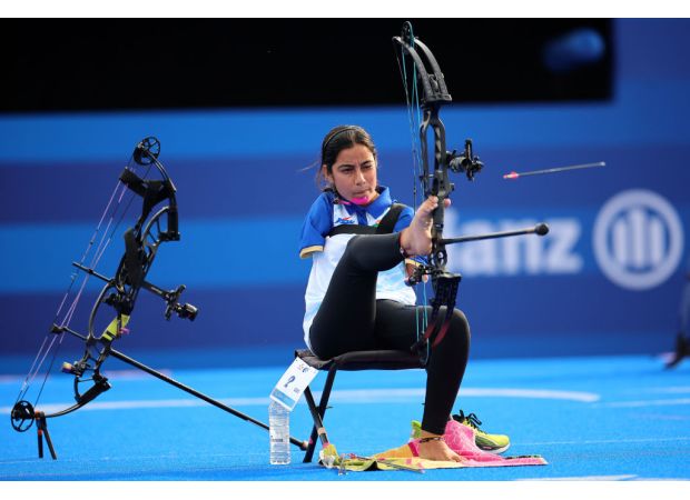 Paralympic archer amazes fans with bullseye using only her feet.