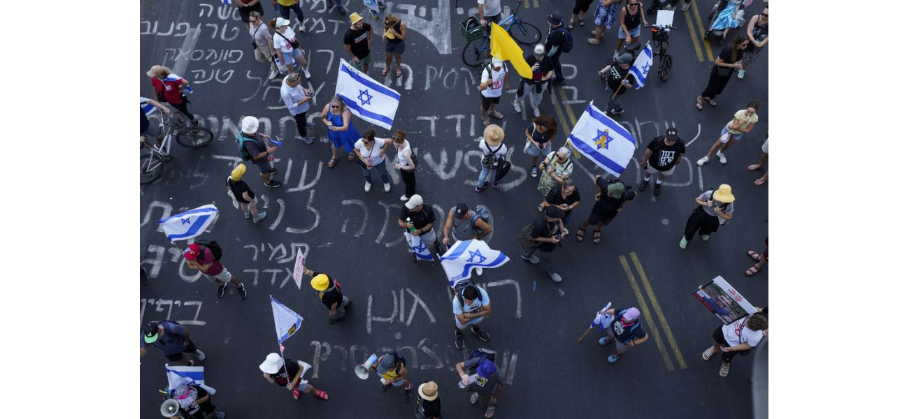 Hundreds of thousands participate in largest war demonstration yet.