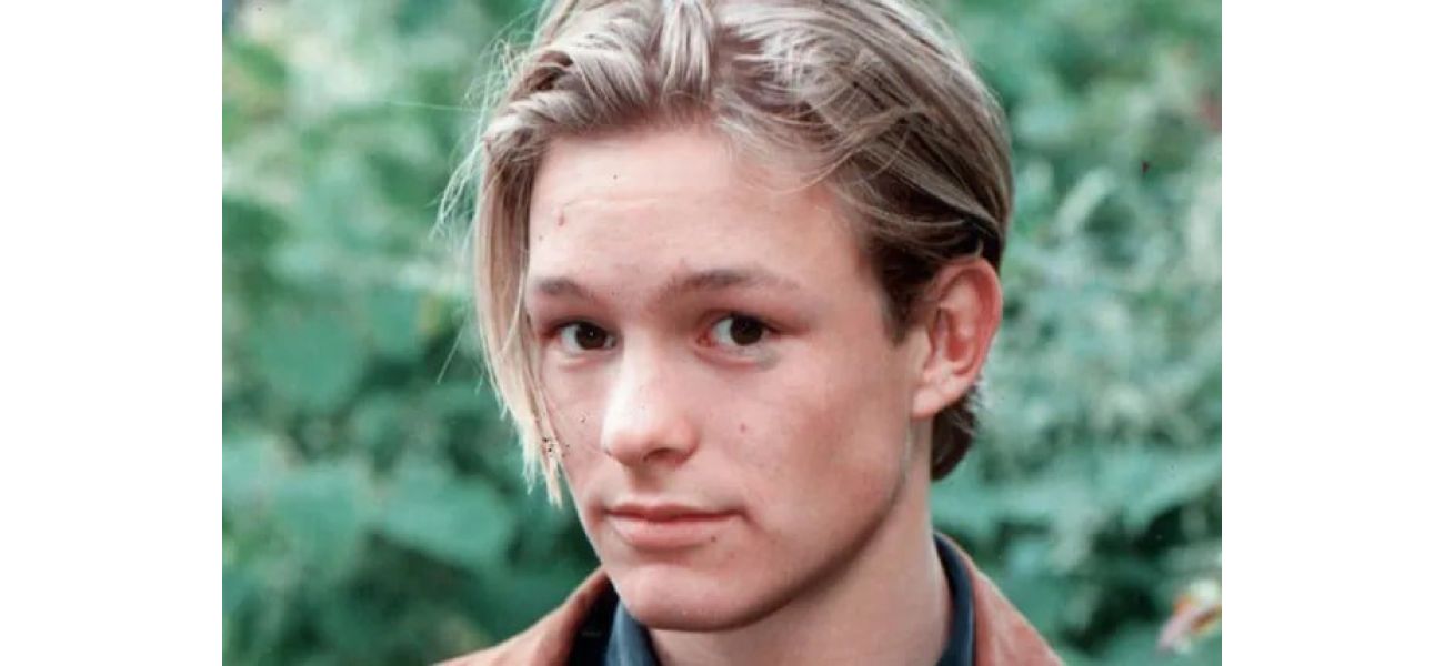 A well-known 90s TV heartthrob surprises fans with an amazing new look, causing a lot of excitement.