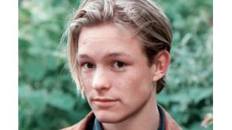 A well-known 90s TV heartthrob surprises fans with an amazing new look, causing a lot of excitement.