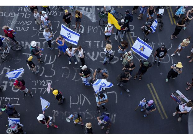 Hundreds of thousands participate in largest war demonstration yet.