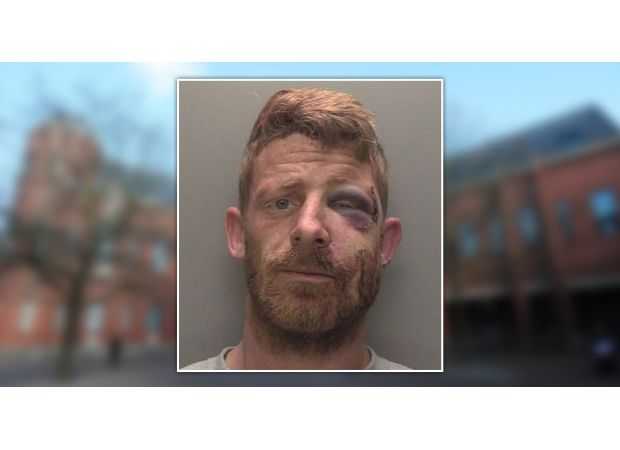 People intervened and knocked out a violent bully who was assaulting his girlfriend.