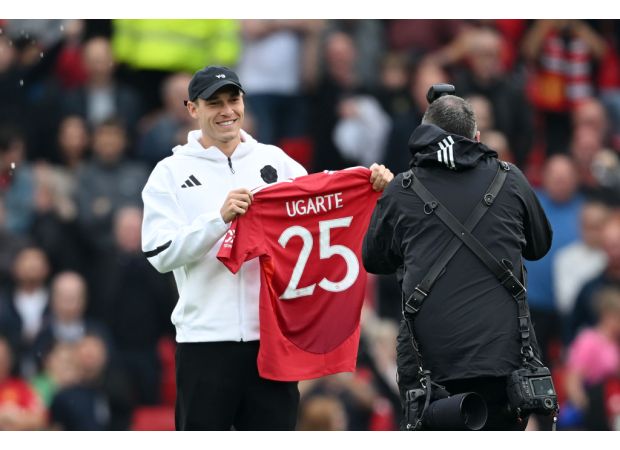 Man Utd's Ugarte tells ten Hag about fitness worries.