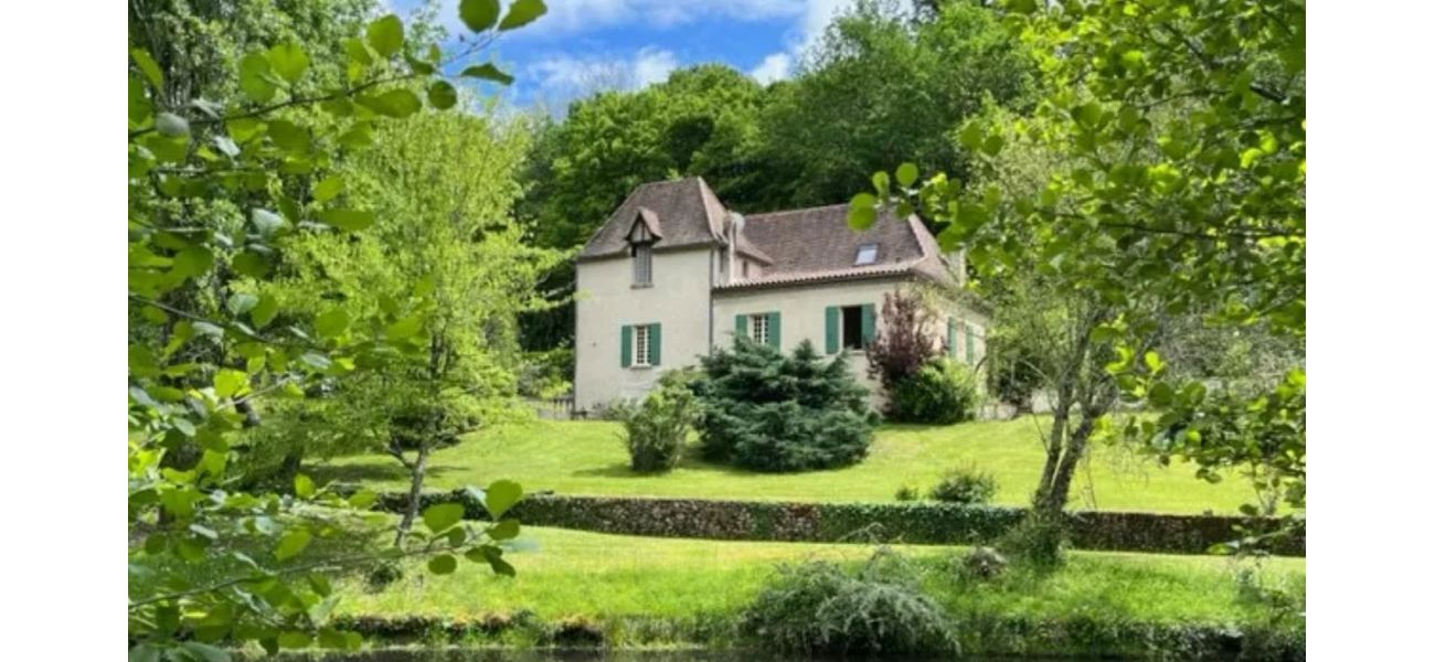 Brittany Higgins putting French home on market