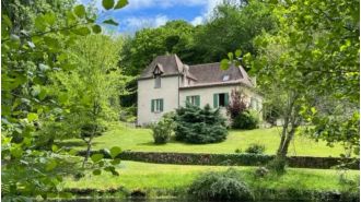 Brittany Higgins putting French home on market
