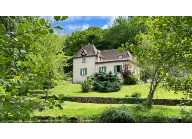 Brittany Higgins putting French home on market