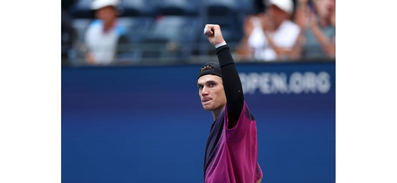 British player Jack Draper easily defeats Alex De Minaur to advance to the US Open semi-finals as the top seed.