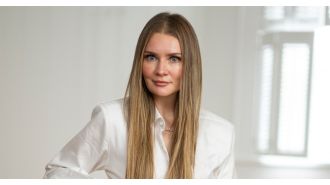 Former prisoner Anna Delvey becomes part of popular TV program following successful Netflix debut.