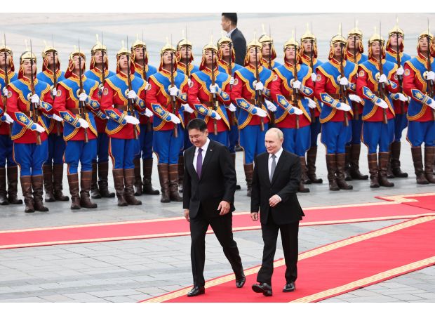 Mongolia ignores arrest warrant, welcomes Putin with red carpet.