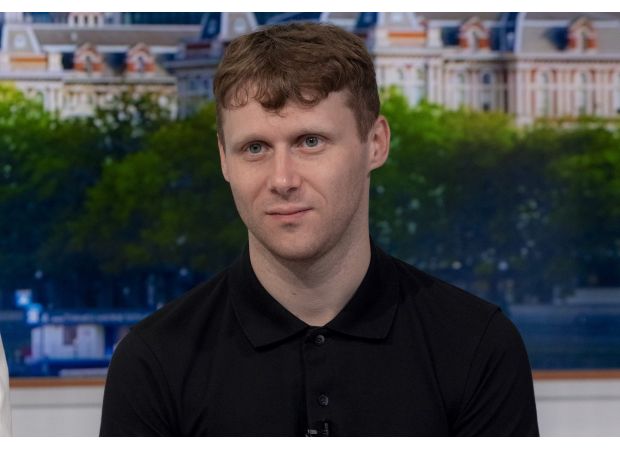 A former co-star of EastEnders praised a current star, saying it's impossible not to love him.