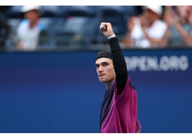 British player Jack Draper easily defeats Alex De Minaur to advance to the US Open semi-finals as the top seed.