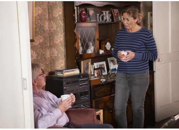 Cassie warns Ken about a big decision in Coronation Street.