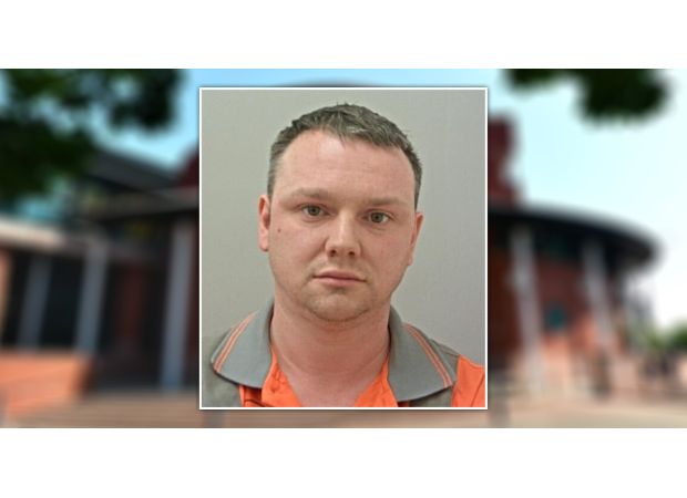 Cop imprisoned for having large collection of child pornography pictures.