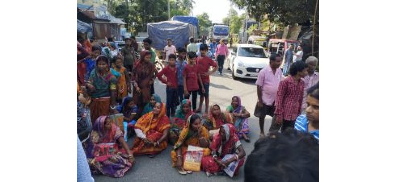 Women protest road closure because of slow Aadhaar linking process.