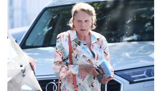 Star of popular 1970s TV show, 86, unrecognizable while walking in LA with glamorous appearance.