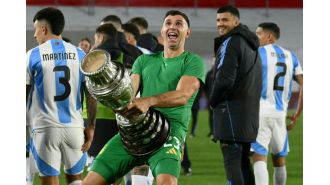 Emiliano Martinez recreates infamous World Cup final celebration.