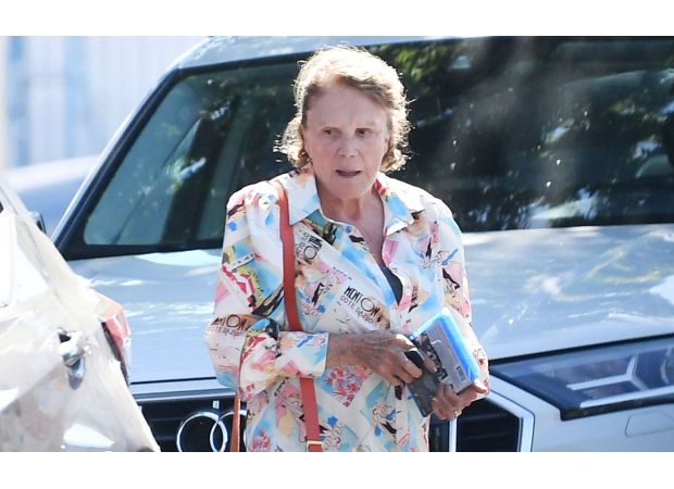 Star of popular 1970s TV show, 86, unrecognizable while walking in LA with glamorous appearance.