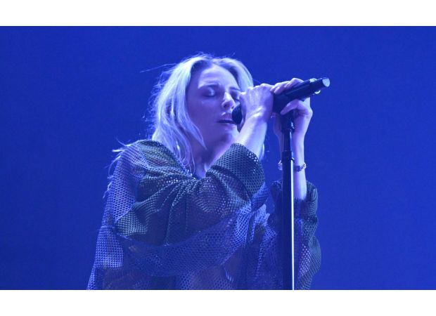 American singer Emily Armstrong is the new lead vocalist for the band Linkin Park, causing controversy among fans.