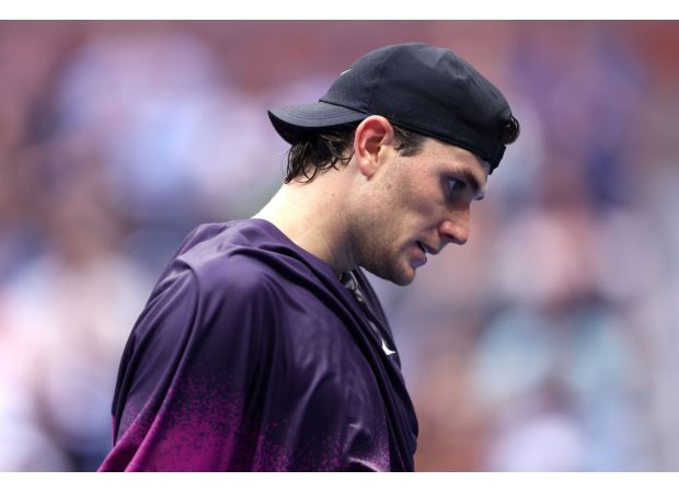 Draper gets sick on court during tough US Open defeat against Sinner.