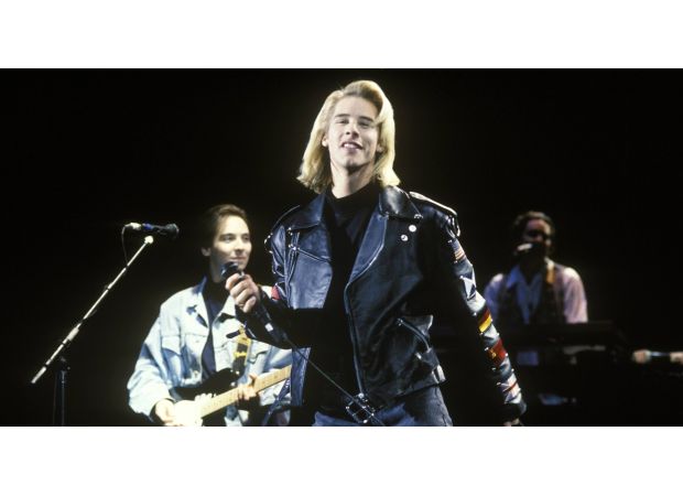 A former 90s popstar is making a comeback after 12 years with a new song.