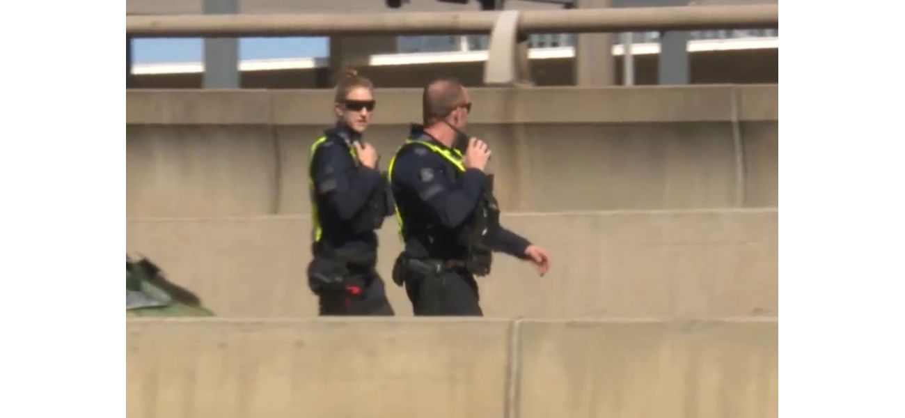 Police create strong barrier to handle expected large crowd of 25,000 demonstrators in Melbourne.