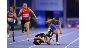 Paralympic runner loses chance at first place due to accident with fellow teammate during 100m race.