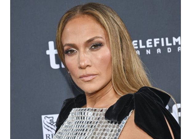 J.Lo talks to Matt Damon at event for movie produced by Ben Affleck.