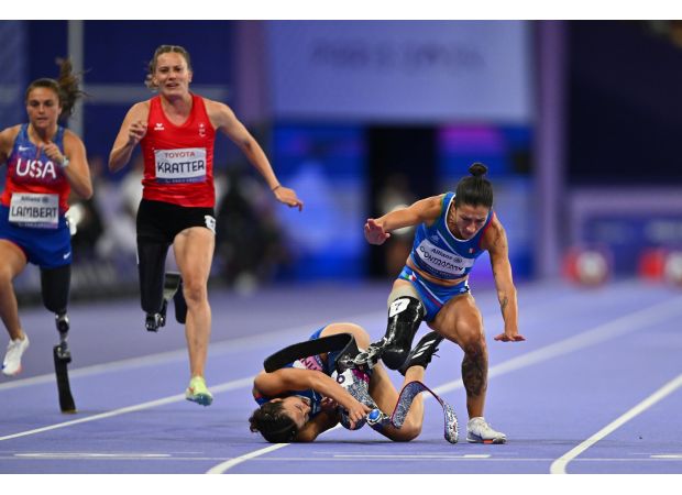 Paralympic runner loses chance at first place due to accident with fellow teammate during 100m race.