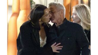 64-year-old Sean Penn passionately kisses his new 30-year-old actress girlfriend.