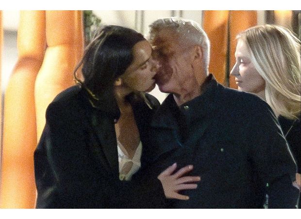 64-year-old Sean Penn passionately kisses his new 30-year-old actress girlfriend.