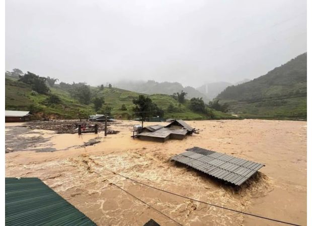 14 dead in Vietnam, strongest storm in 10 years.
