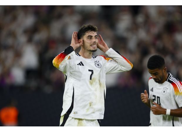 Nagelsmann encourages Arsenal player to excel in multiple positions and reach world-class level.