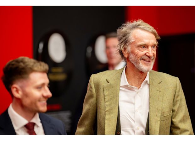 Man Utd planning to sign Crystal Palace player, contract includes buyout option.