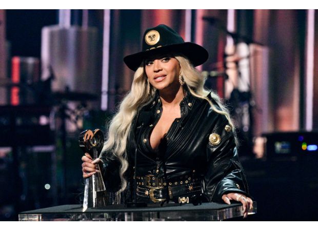 Beyoncé's supporters angry at her exclusion from Country Music Awards.
