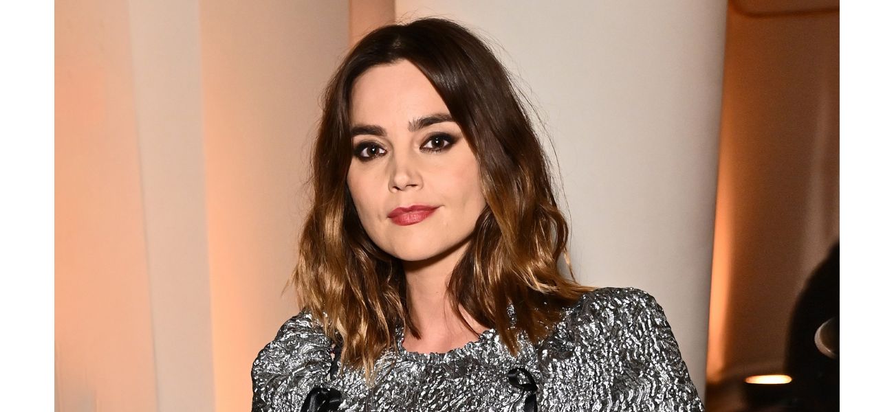 Famous Doctor Who star reveals pregnant belly in full nudity.