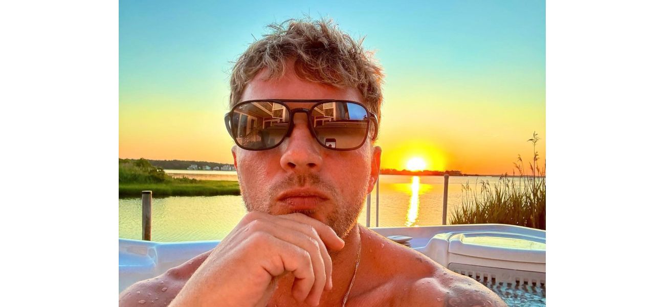 Iconic 90s heartthrob defies age, still looks youthful at 50.