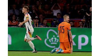 Van Dijk and Koeman comment on De Ligt's mistake.