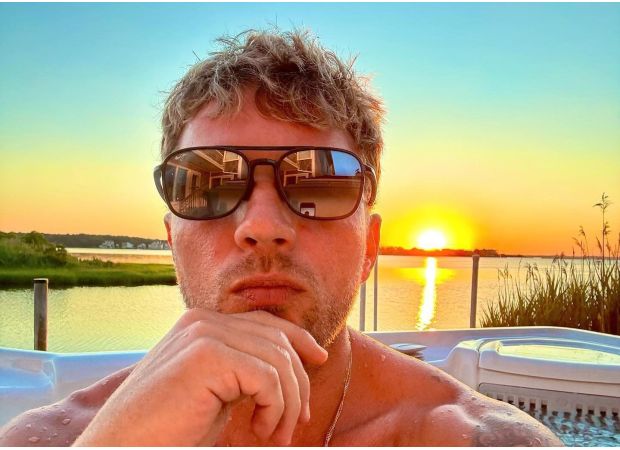 Iconic 90s heartthrob defies age, still looks youthful at 50.