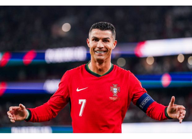 Ronaldo predicts four players to win Ballon d'or soon.