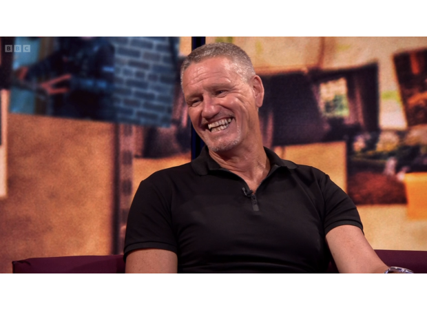 Tom Cruise's ex-bodyguard made a mistake that caused him to accidentally put Penélope Cruz in a headlock.