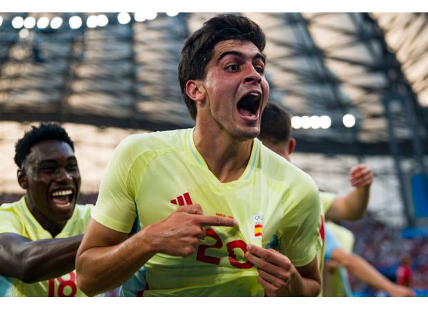 Top soccer clubs Man United and Real Madrid monitoring young player from Sevilla.